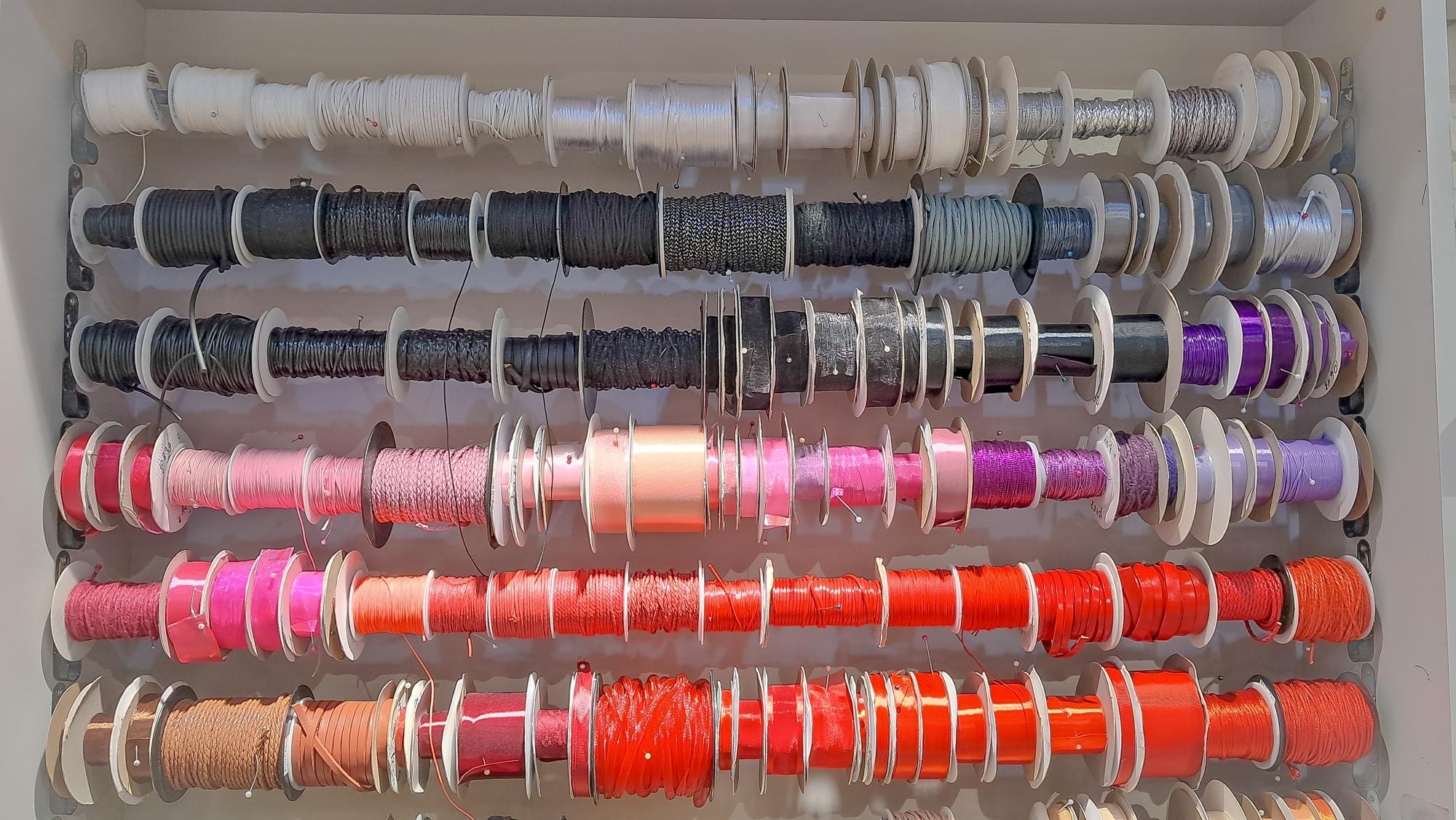 Materiały kursowe: nici i próbki tkanin